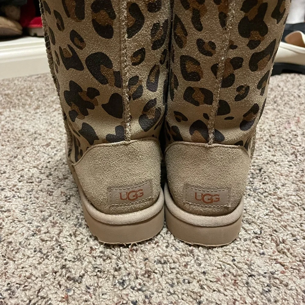 Almost new uggs. Worn 2x. - Picture 3 of 3